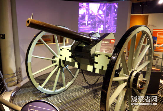 英国北洋水师墓前放山东舰照片,北洋水师墓前福建舰照片