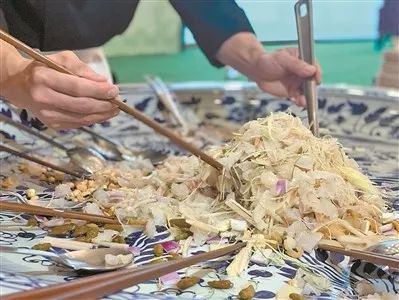 没了！春节高速公路小客车免费；常住人口300万以下城市取消落户限制|听佛山