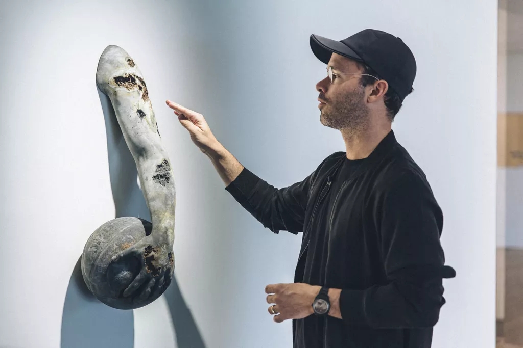 看他的“时间废墟”，世界观崩塌