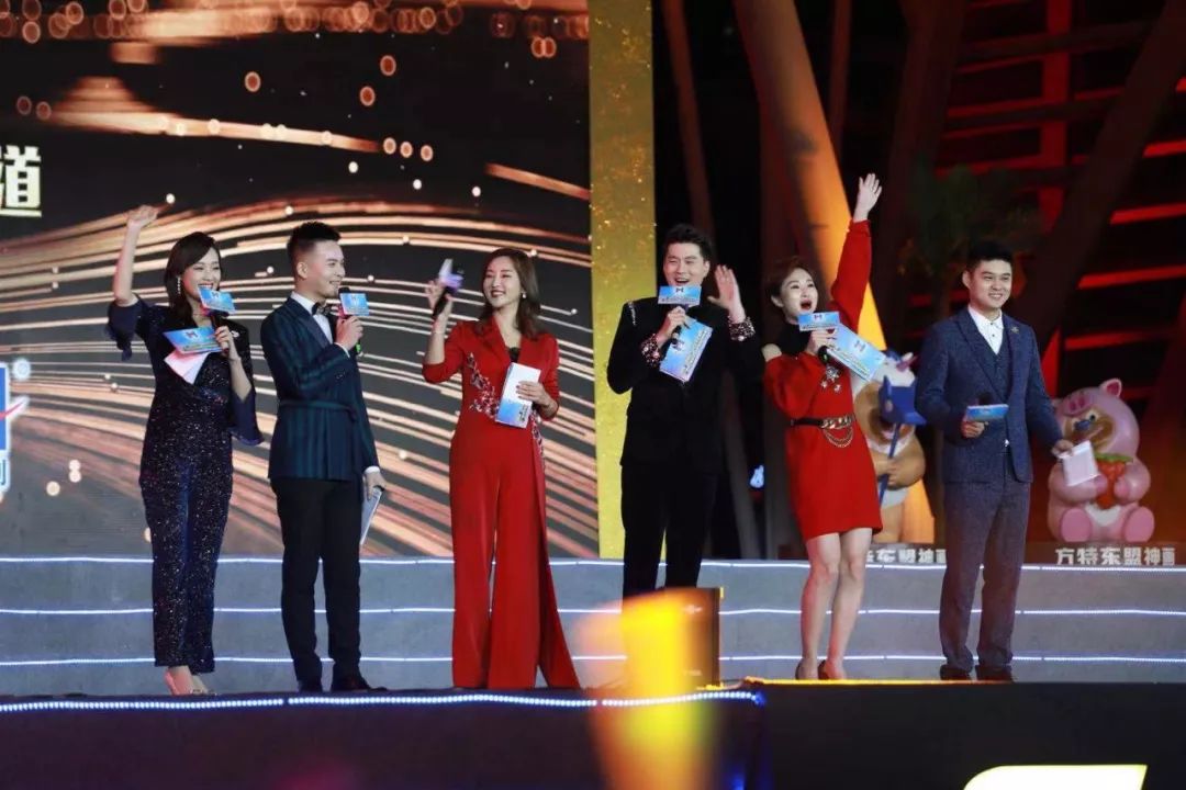 南宁无人机最新消息,广西南宁1000架无人机矩阵光影秀