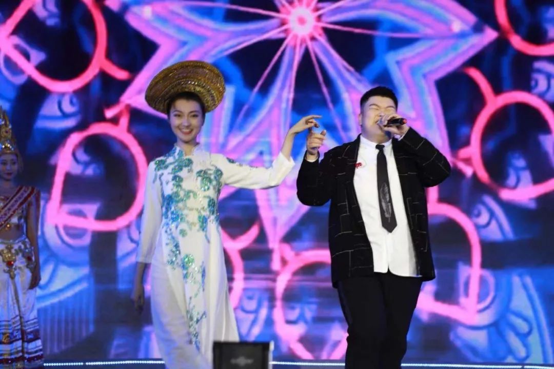 南宁无人机最新消息,广西南宁1000架无人机矩阵光影秀