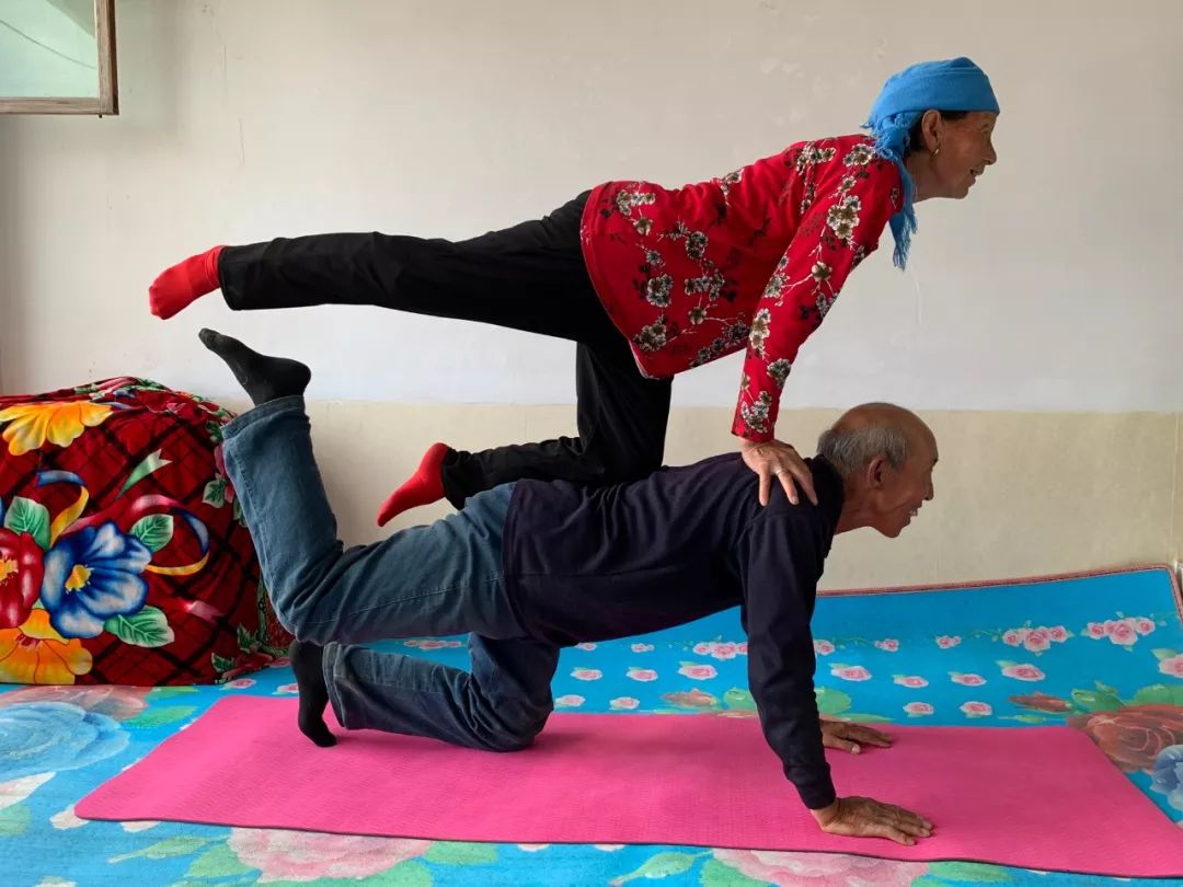 边种地边劈叉，土味瑜伽到底有多骚？