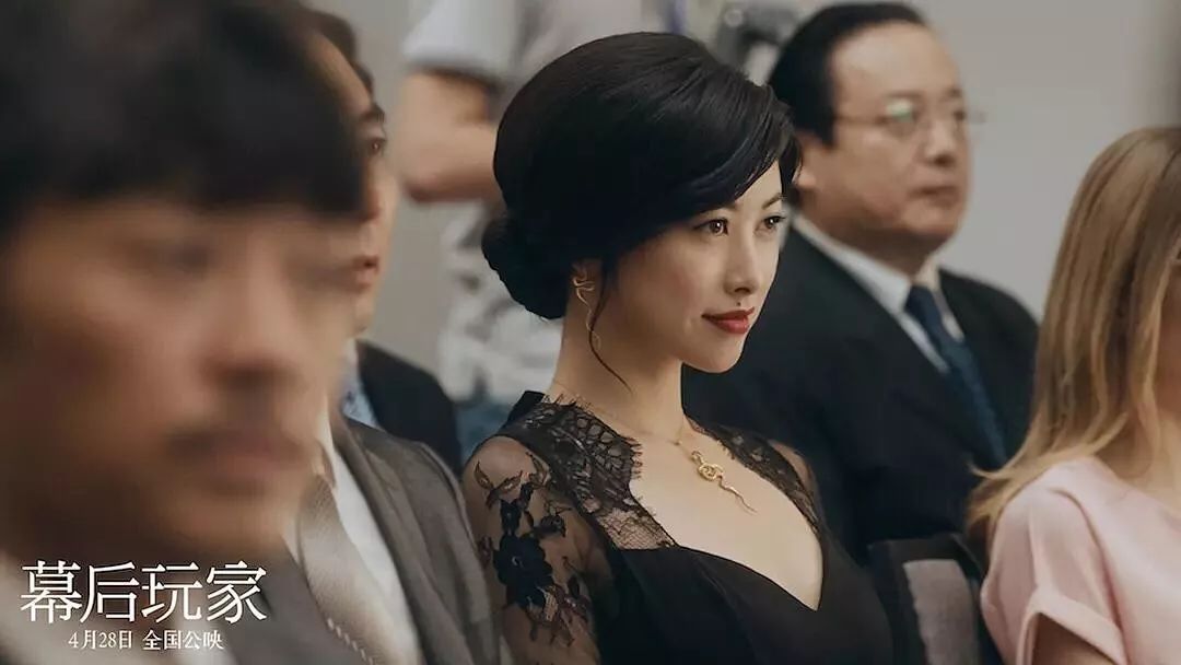 连续8年蝉联全球最美100人,35岁性感*物尤**凭美胸翻红,网友:我就是馋她身子