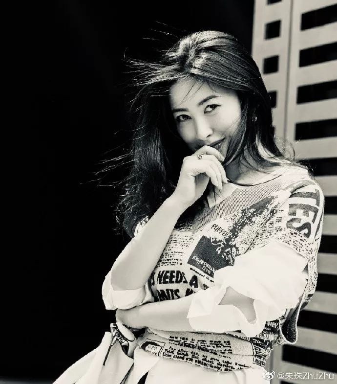 连续8年蝉联全球最美100人，35岁性感*物尤**凭美胸翻红，网友：我就是馋她身子