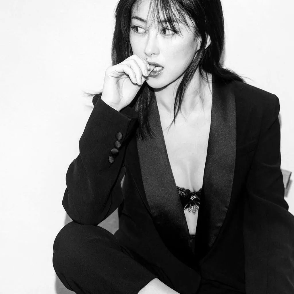 连续8年蝉联全球最美100人，35岁性感*物尤**凭美胸翻红，网友：我就是馋她身子