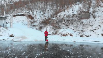 冰天雪地送快递最怕遇上道路结冰,道路结冰外卖小哥拖箱送餐