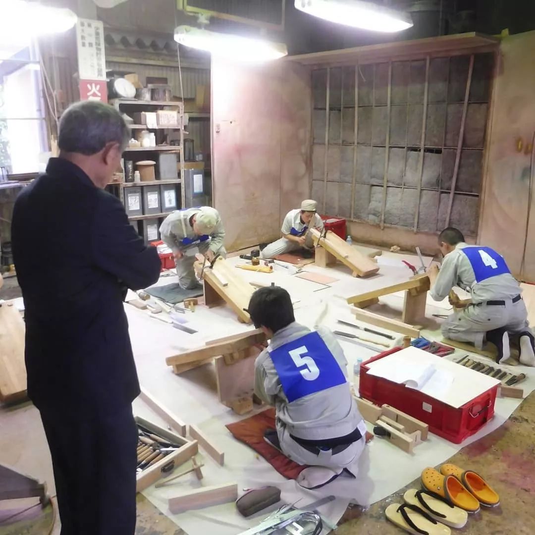 8年不许用手机、不许谈恋爱，被他骂过的60个光头都成了日本大师