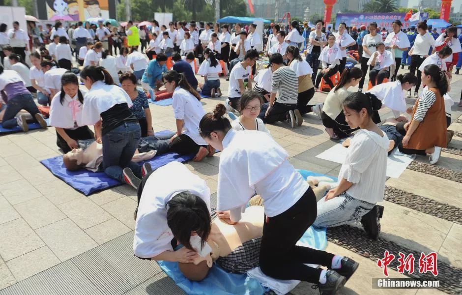 心肺复苏压断老太12根肋骨后续,急救老太压断肋骨二审