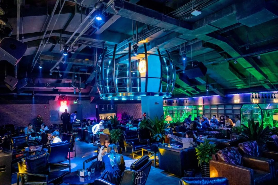 盛天地这间成都来的“网红酒馆”，谢霆锋都打卡了，你还没去过？