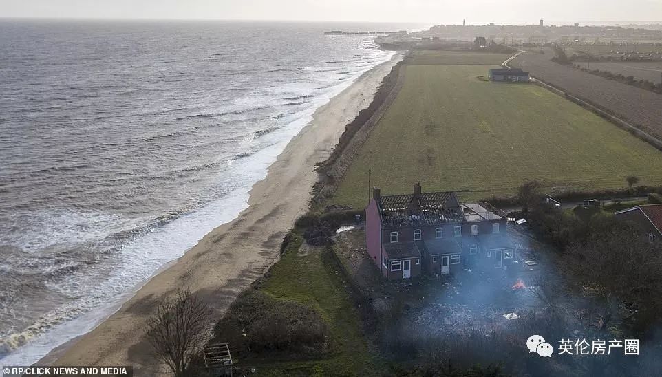 原本是面朝大海最美的崖边别墅,现在却要被大海吞没...英国这岛是越来越小了...