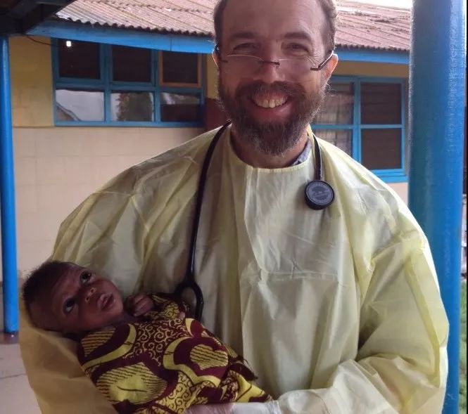 非洲版“钟南山”：被诋毁、被造谣、被石头砸…他却用生命筑起了最后防线