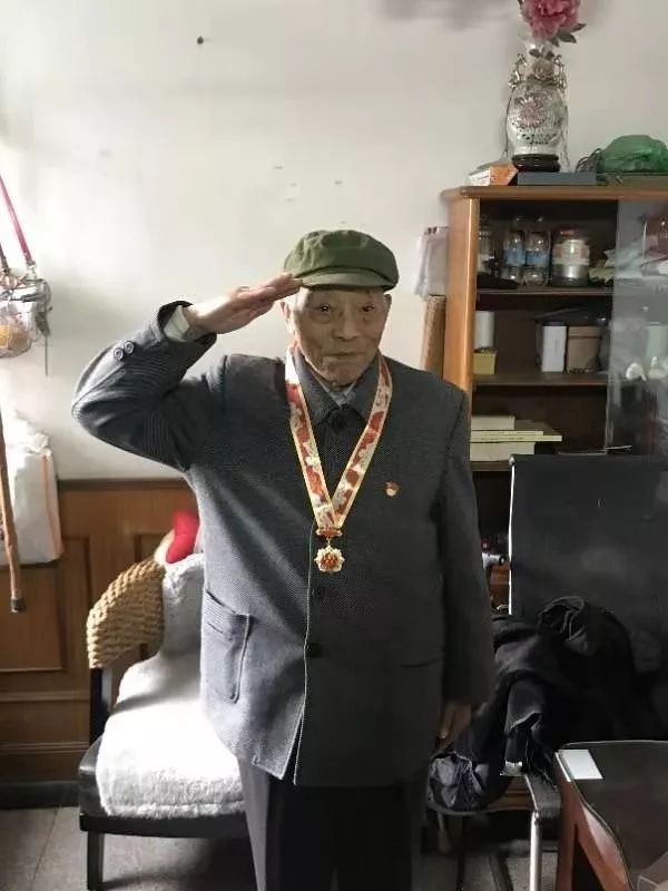 战疫的暖心事例视频,上海战疫感人瞬间