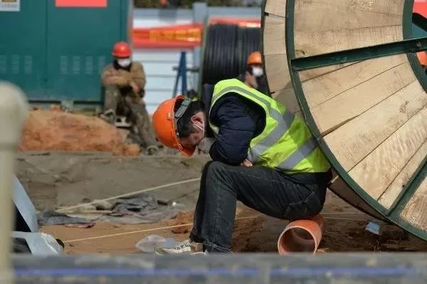 抗疫一线年轻人做出的努力,年轻人坚守抗疫一线