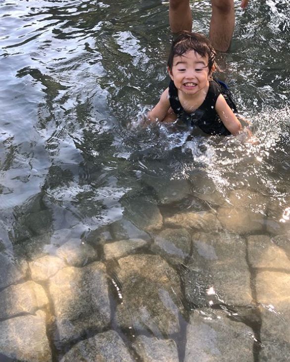 日本一年轻妈妈每天狂晒女儿“丑照”，看到第1张就笑炸了！是亲妈吗哈哈哈…