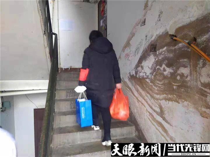 党员志愿者变身跑腿儿,党员志愿者暖心服务温暖社区居民