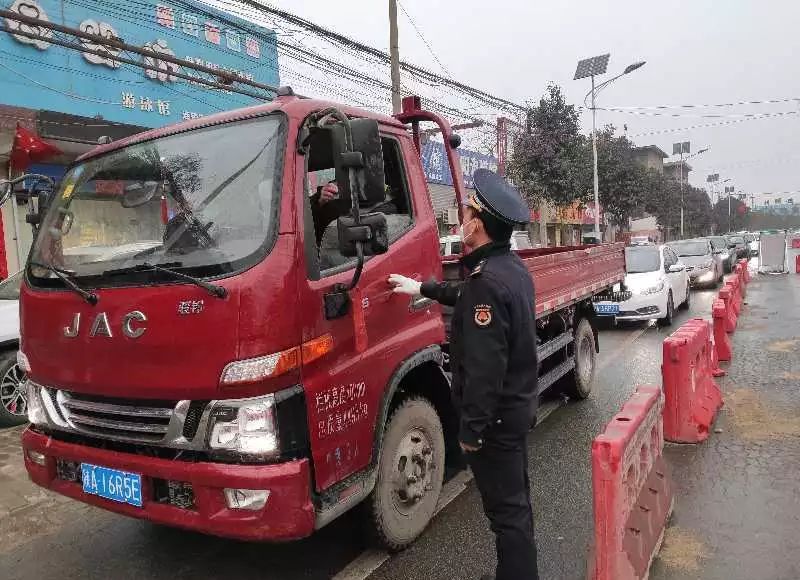 战疫一线党旗飘勇担使命践初心,让党旗在防控战役第一线高高飘扬