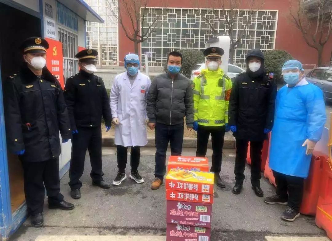 战疫一线党旗飘勇担使命践初心,让党旗在防控战役第一线高高飘扬