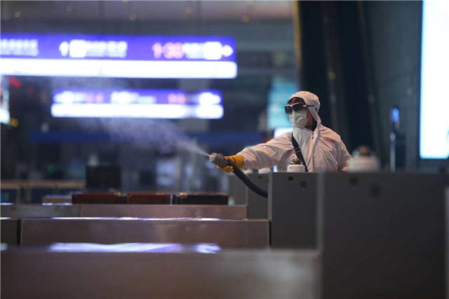 疫情期间扛着药瓶架坚持工作,青春战疫我在现场图片