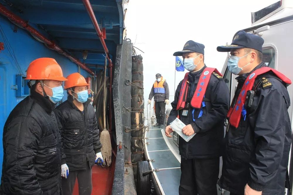 党旗在防疫一线高高飘扬实拍,党旗在抗疫一线高高飘扬警察