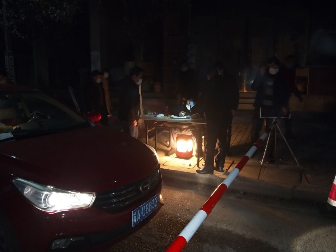 党旗高高飘扬在新冠疫情防控一线,党旗在杞县疫情防控一线高高飘扬