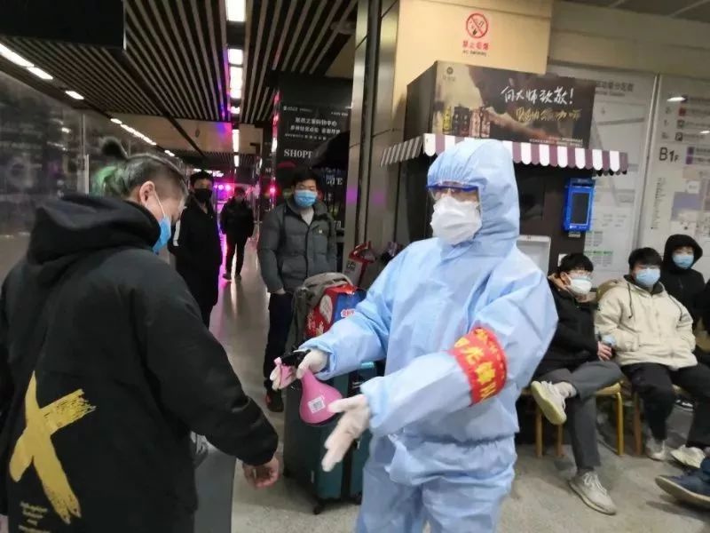 一天敲开216扇门，却只能在走廊与家人相望……丨法院战“疫”速览