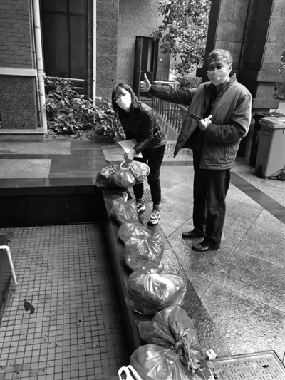 90后种菜的小夫妻送菜,95后小伙为邻居送菜