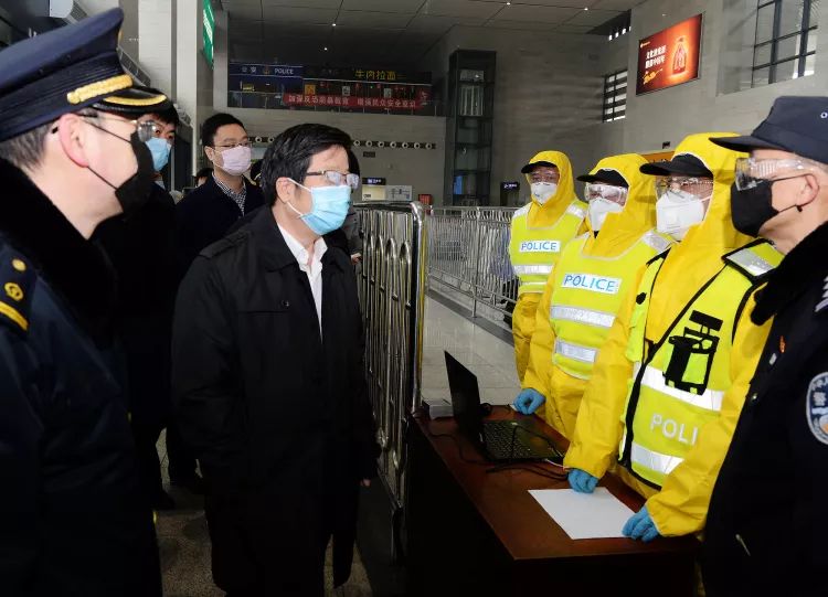 钱三雄在主城区调研检查商贸行业复市疫情防控情况时强调坚持“两手抓、两手硬、两手赢”统筹做好市场供应和疫情防控工作