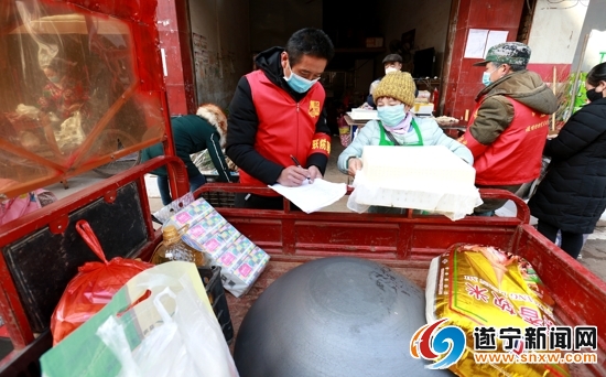 龙凤镇90名红马甲服务3万群众