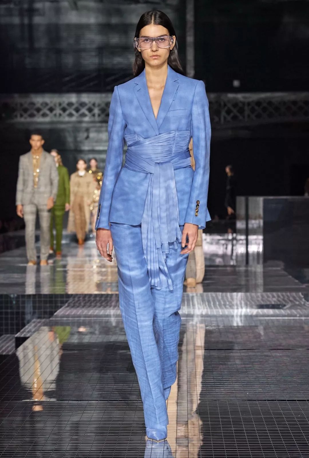 提炼Burberry的风格启示：由穿着者展开窥内览外的理性与感性