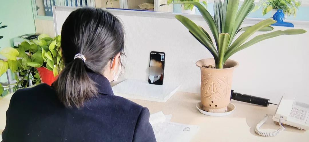 13岁女童独自在家，社区工作人员当起“临时父母”