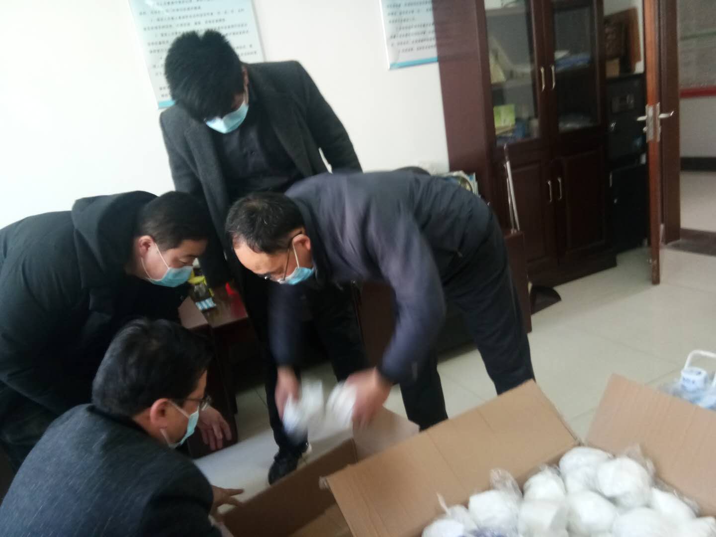 爱国的华侨寄来口罩,匈牙利70吨防疫品