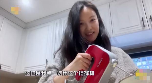 倪妮素颜出镜下厨做蛋糕,倪妮做蛋糕