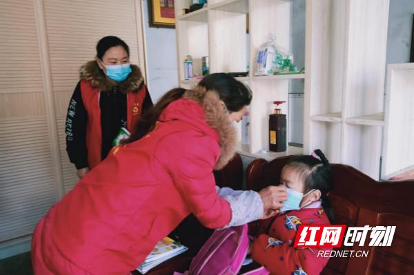 志愿者坚守防疫工作12小时,志愿者为防疫一线工作人员加油