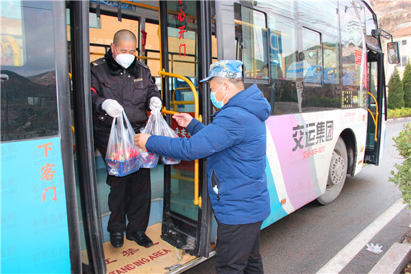 628路公交车成山中村民“快递专线”赢得村民赞许