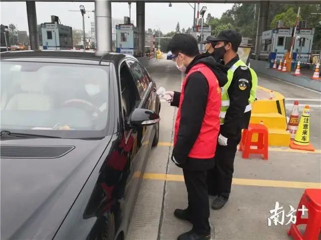 党员先锋队坚守在一线,老党员先锋队