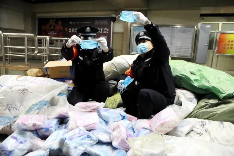 32万只假口罩即将被运走,好在铁警及时接到群众举报……