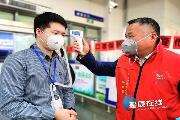 用坚守筑起疫情防控的一道墙,用爱筑起战疫长城