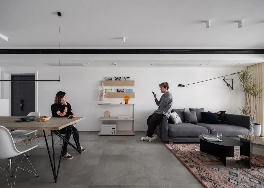 入门玄关连着小房间不浪费空间,现代化两边不靠墙入户玄关实用