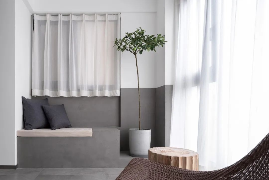 入门玄关连着小房间不浪费空间,现代化两边不靠墙入户玄关实用