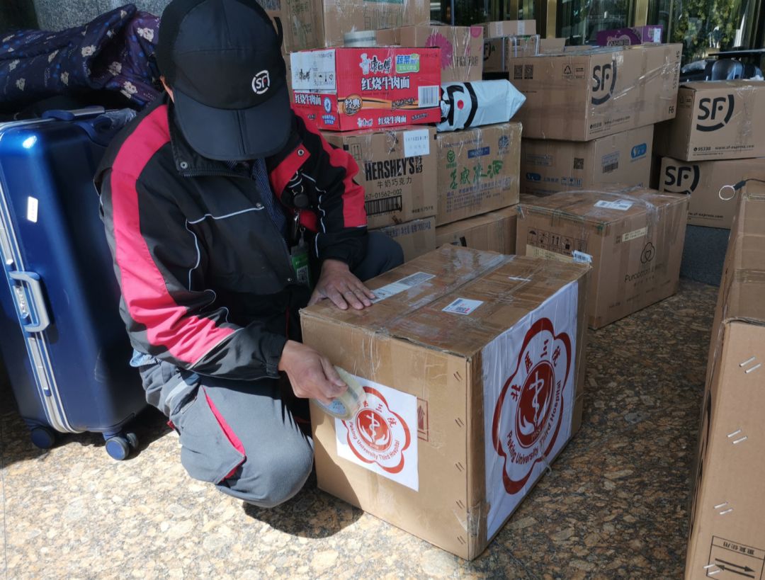 被称为“前线医护人员守护者”的快递小哥，又做了一件好事...