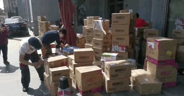 被称为“前线医护人员守护者”的快递小哥，又做了一件好事...