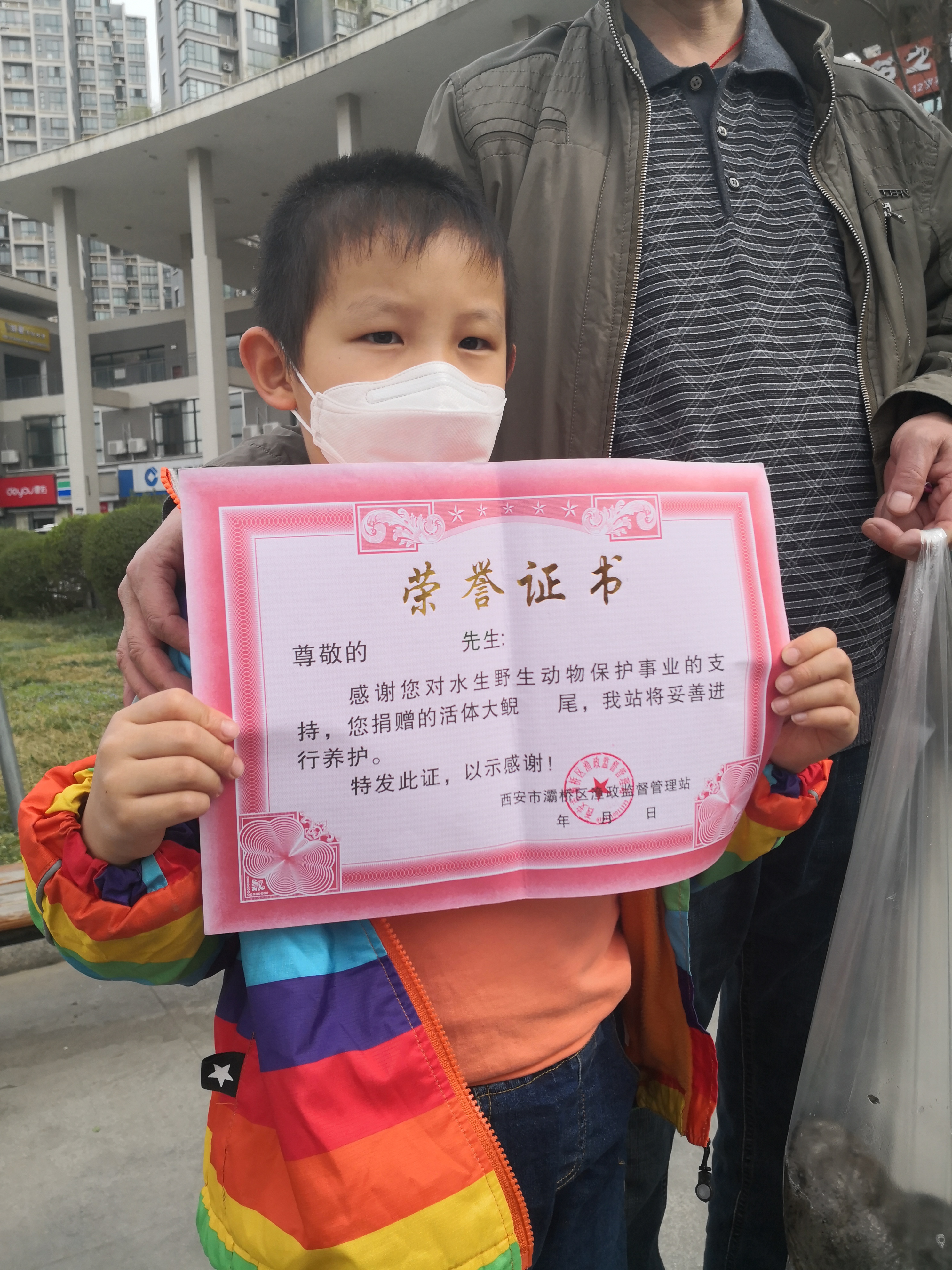 西安灞河能钓到鱼吗,市民钓到娃娃鱼