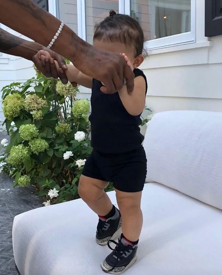 2岁穿高定、LV定制小零食...跟她比李湘王菲的闺女也只是平民…