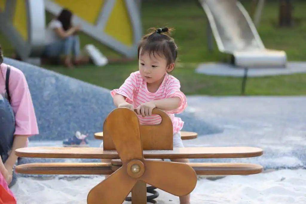 孩童的游乐场是我们回不去的童年,童年中的游乐园