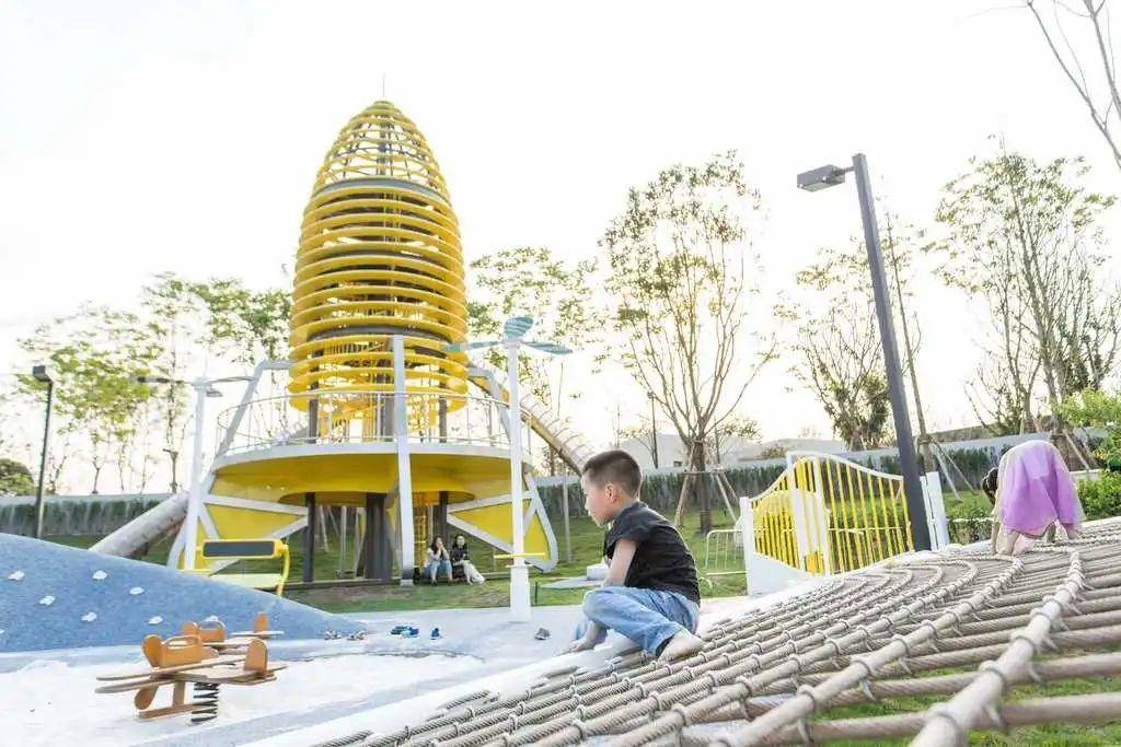 孩童的游乐场是我们回不去的童年,童年中的游乐园