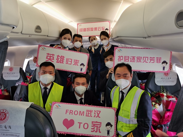 贵州援鄂医疗队出征飞机上,贵州返黔援鄂医疗队