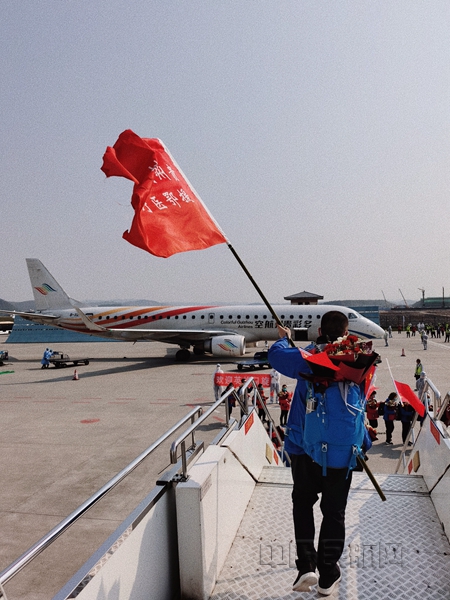 贵州援鄂医疗队出征飞机上,贵州返黔援鄂医疗队