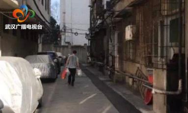 汗水浸湿背影视频,汗水湿透衣背让人心疼