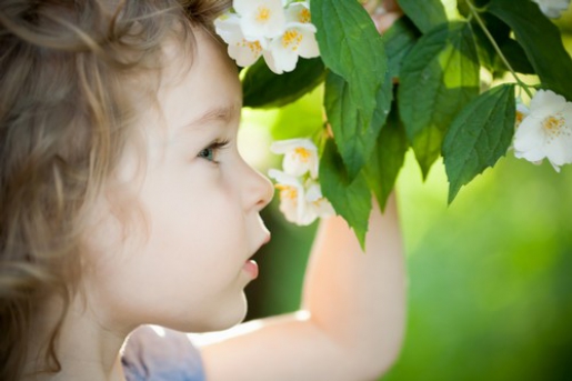 孩子老是打喷嚏是怎么回事,孩子一直打喷嚏是怎么回事儿