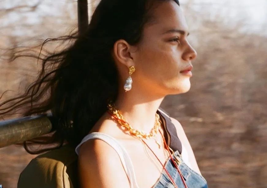 今年一定要给自己买一对红色耳环,耳环买什么材质的好